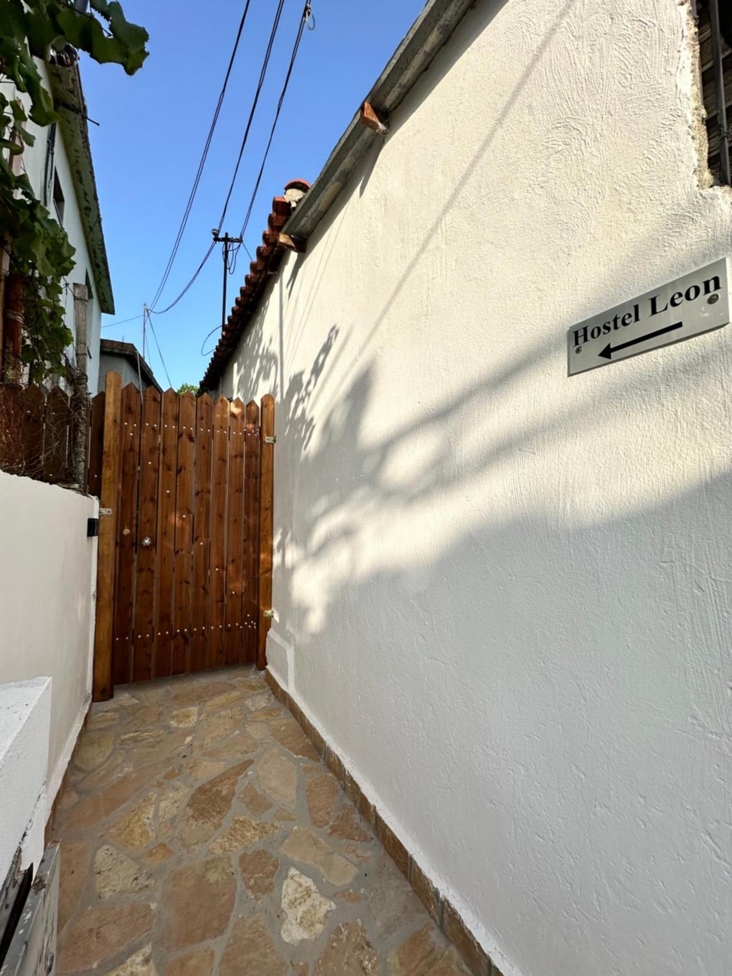 Hostel Leon Берат Екстериор снимка