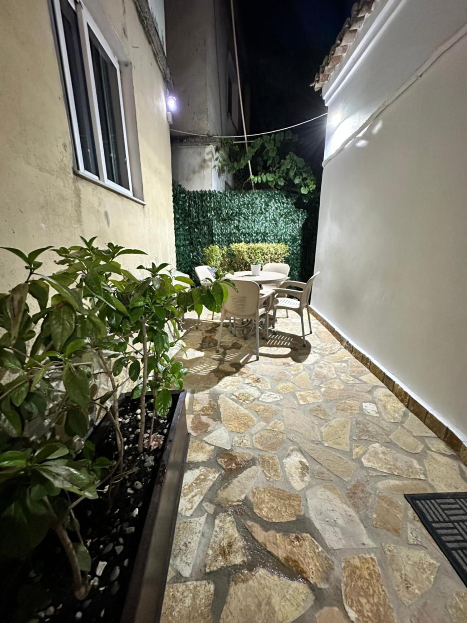 Hostel Leon Берат Екстериор снимка