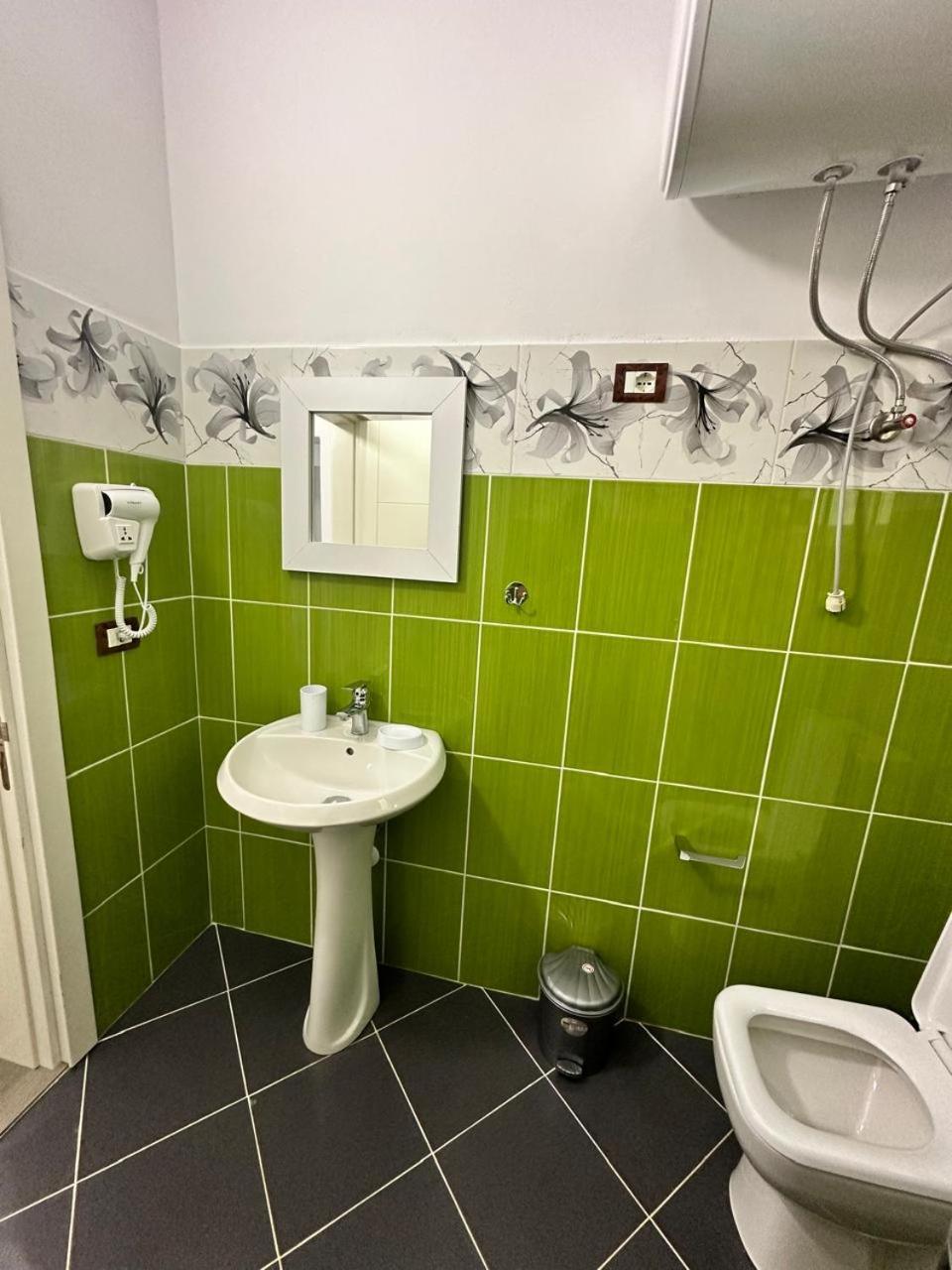 Hostel Leon Берат Екстериор снимка