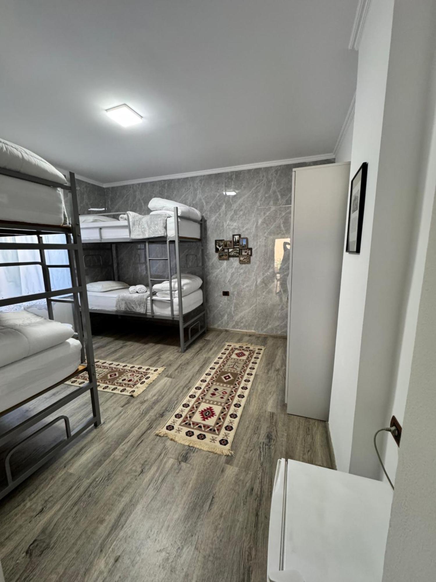 Hostel Leon Берат Екстериор снимка