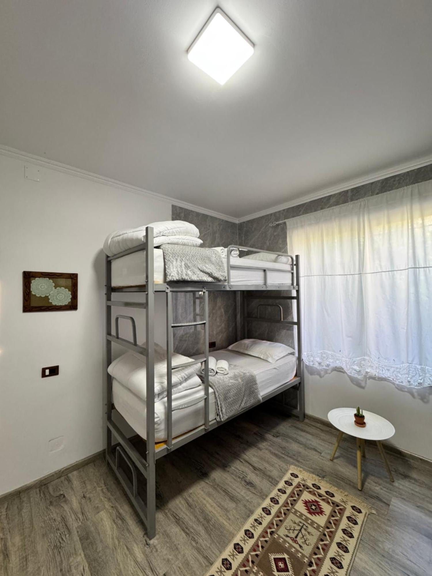 Hostel Leon Берат Екстериор снимка